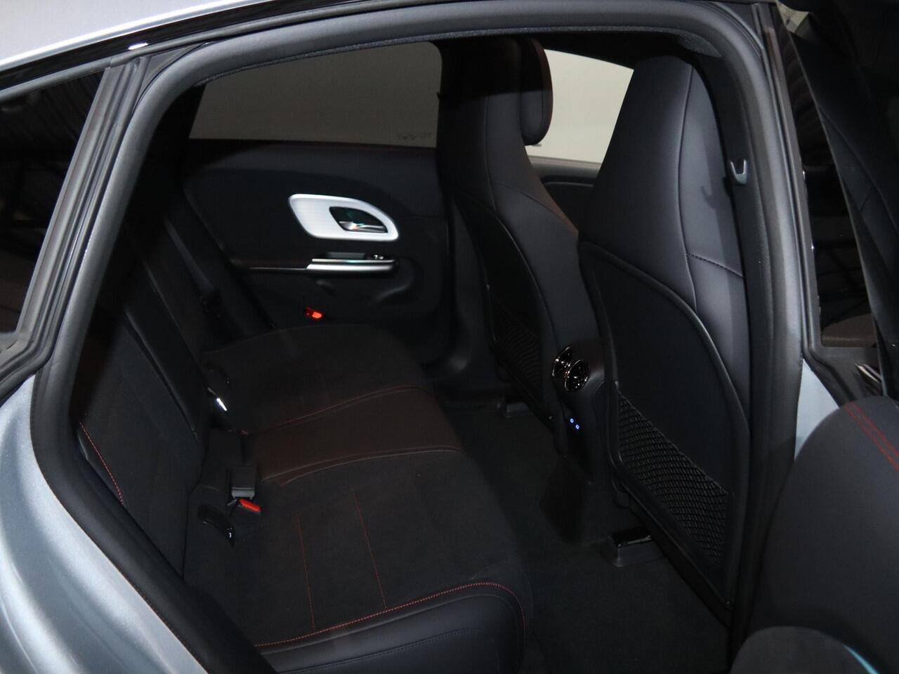 Mercedes-Benz CLA-KLASSE 250+ Launch Edition 85 kWh | Night | Panoramadak | DISTRONIC | Achteruitrijcamera | Dodehoekassistent |