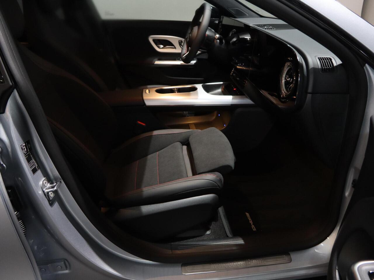 Mercedes-Benz CLA-KLASSE 250+ Launch Edition 85 kWh | Night | Panoramadak | Stoelverwarming | DISTRONIC | Achteruitrijcamera | Dodehoekassistent | Trekhaak |