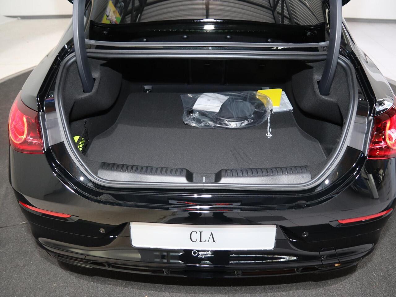 Mercedes-Benz CLA-KLASSE 250+ Launch Edition 85 kWh | Night | Panoramadak | Stoelverwarming | DISTRONIC | Achteruitrijcamera | Dodehoekassistent | Trekhaak |