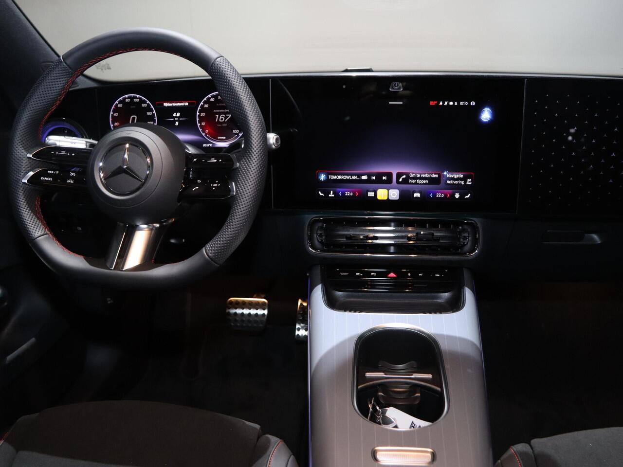 Mercedes-Benz CLA-KLASSE 250+ Launch Edition 85 kWh | Night | Panoramadak | Stoelverwarming | DISTRONIC | Achteruitrijcamera | Dodehoekassistent | Trekhaak |