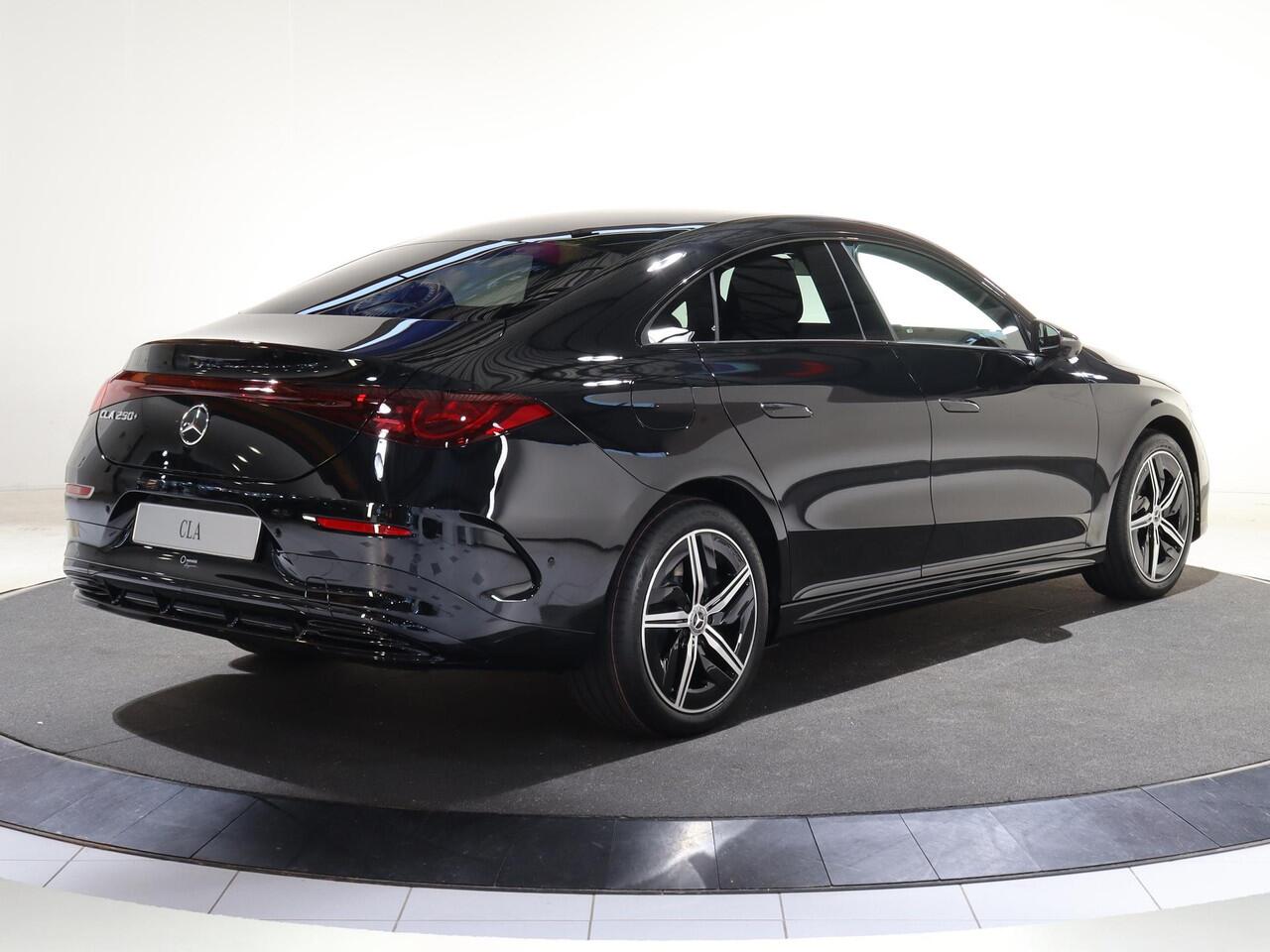 Mercedes-Benz CLA-KLASSE 250+ Launch Edition 85 kWh | Night | Panoramadak | Stoelverwarming | DISTRONIC | Achteruitrijcamera | Dodehoekassistent | Trekhaak |