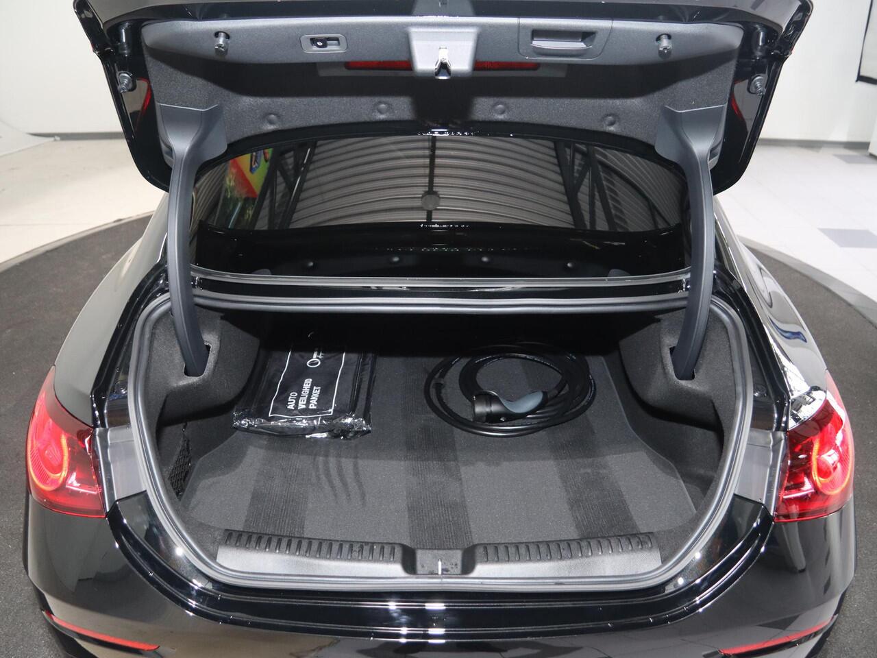 Mercedes-Benz CLA-KLASSE 250+ Launch Edition 85 kWh | Night | Panoramadak | Stoelverwarming | DISTRONIC | Achteruitrijcamera | Dodehoekassistent | Trekhaak |