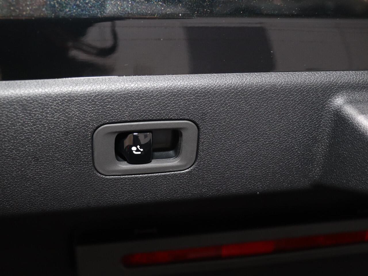 Mercedes-Benz CLA-KLASSE 250+ Launch Edition 85 kWh | Night | Panoramadak | Stoelverwarming | DISTRONIC | Achteruitrijcamera | Dodehoekassistent | Trekhaak |