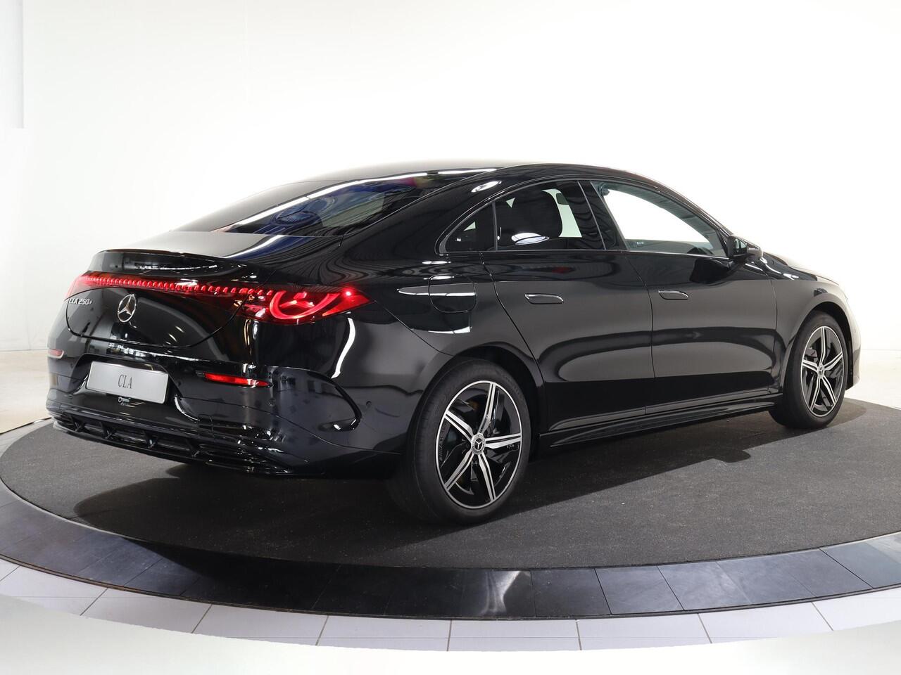 Mercedes-Benz CLA-KLASSE 250+ Launch Edition 85 kWh | Night | Panoramadak | Stoelverwarming | DISTRONIC | Achteruitrijcamera | Dodehoekassistent | Trekhaak |