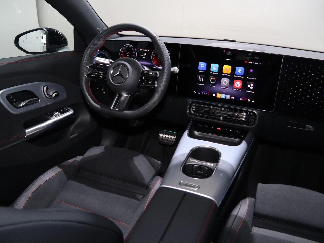 Mercedes-Benz CLA-KLASSE 250+ Launch Edition 85 kWh | Night | Panoramadak | Stoelverwarming | DISTRONIC | Achteruitrijcamera | Dodehoekassistent | Trekhaak |