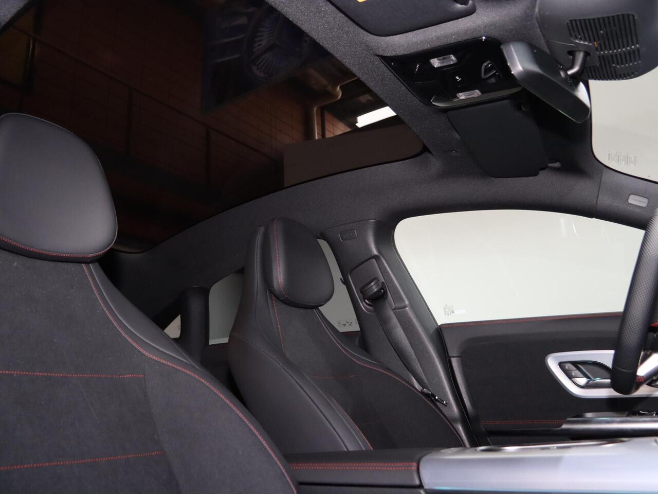 Mercedes-Benz CLA-KLASSE 250+ Launch Edition 85 kWh | Night | Panoramadak | Stoelverwarming | DISTRONIC | Achteruitrijcamera | Dodehoekassistent | Trekhaak |