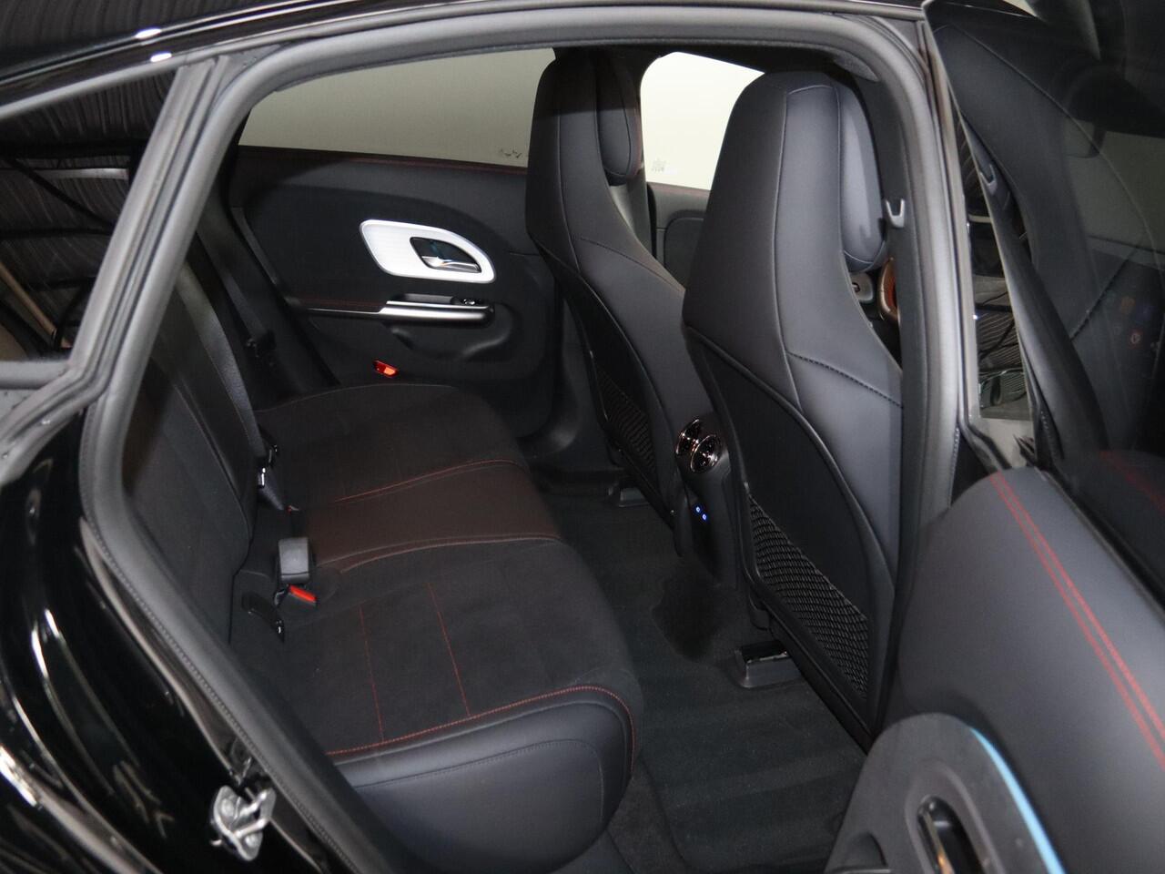 Mercedes-Benz CLA-KLASSE 250+ Launch Edition 85 kWh | Night | Panoramadak | Stoelverwarming | DISTRONIC | Achteruitrijcamera | Dodehoekassistent | Trekhaak |