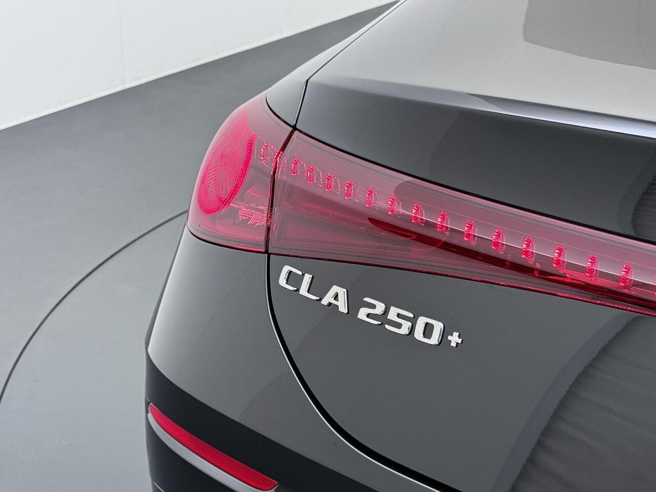 Mercedes-Benz CLA-KLASSE 250+ Launch Edition 85 kWh Accu | Trekhaak Wegklapbaar | Memorystoelen | Warmtepomp | Multibeam Led | Stoelverwarming Voorin | Distronic Cruise Control | Achteruitrijcamera | Nightpakket | Dodehoekassistent