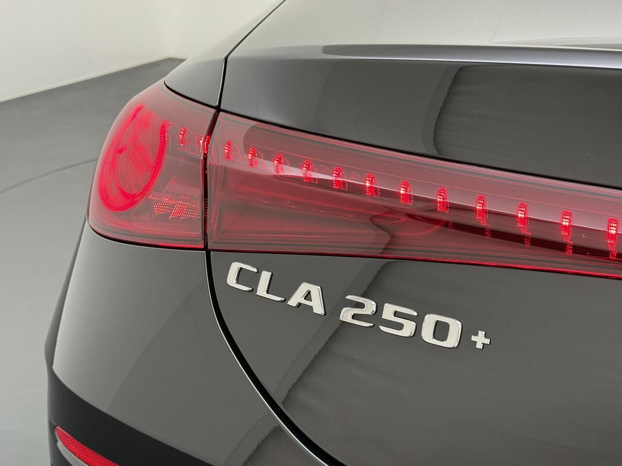 Mercedes-Benz CLA-KLASSE 250+ Launch Edition 85 kWh Accu | Trekhaak Wegklapbaar | Memorystoelen | Warmtepomp | Multibeam Led | Stoelverwarming Voorin | Distronic Cruise Control | Achteruitrijcamera | Nightpakket | Dodehoekassistent