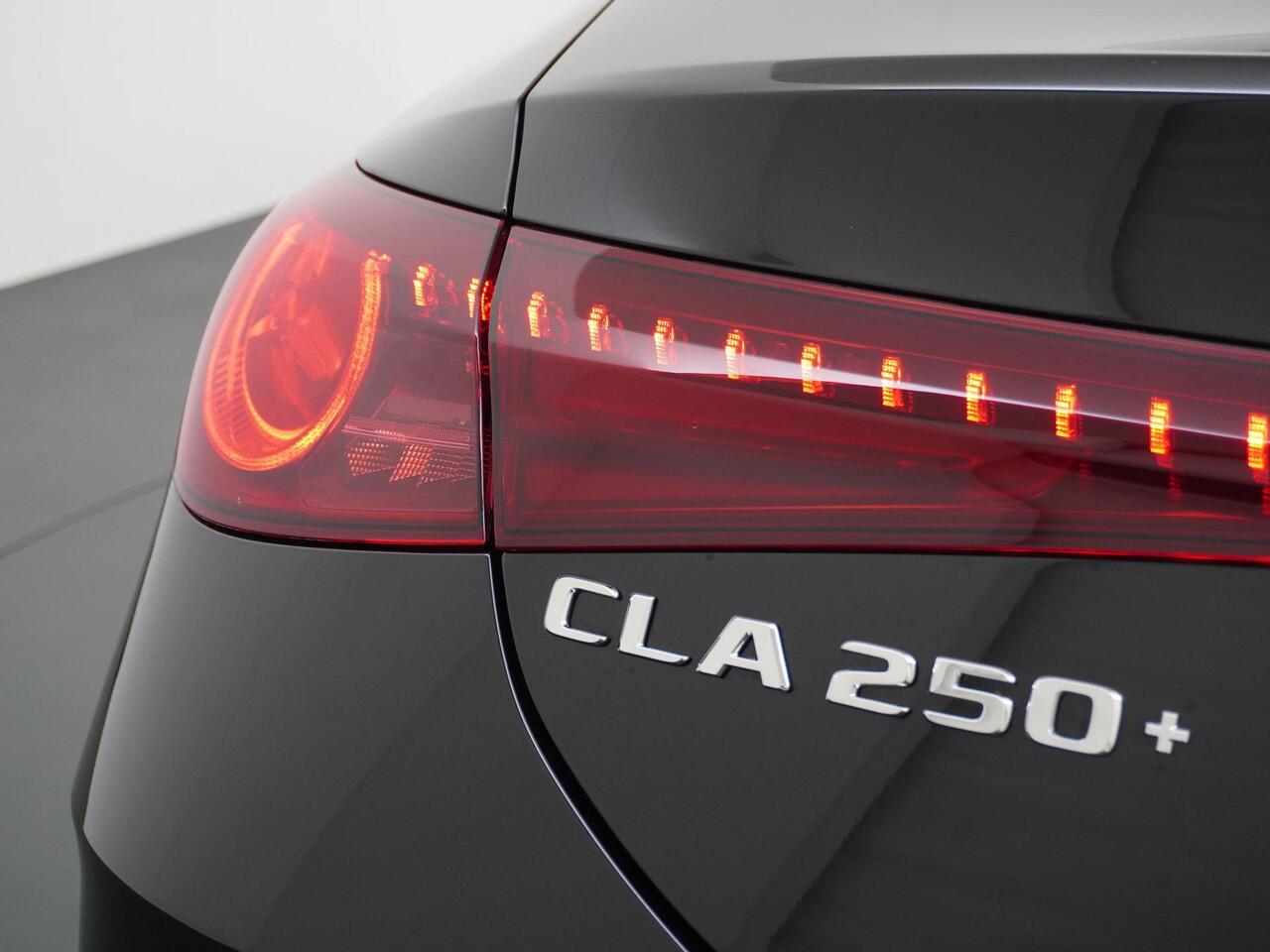 Mercedes-Benz CLA-KLASSE 250+ Launch Edition 85 kWh Accu | Trekhaak Wegklapbaar | Memorystoelen | Warmtepomp | Multibeam Led | Stoelverwarming Voorin | Distronic Cruise Control | Achteruitrijcamera | Nightpakket | Dodehoekassistent