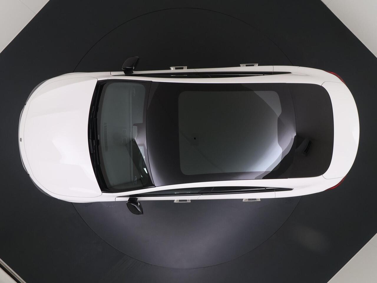 Mercedes-Benz CLA-KLASSE 250+ Launch Edition 85 kWh Accu | Trekhaak Wegklapbaar | Memorystoelen | Warmtepomp | Multibeam Led | Stoelverwarming Voorin | Distronic Cruise Control | Achteruitrijcamera | Nightpakket | Dodehoekassistent