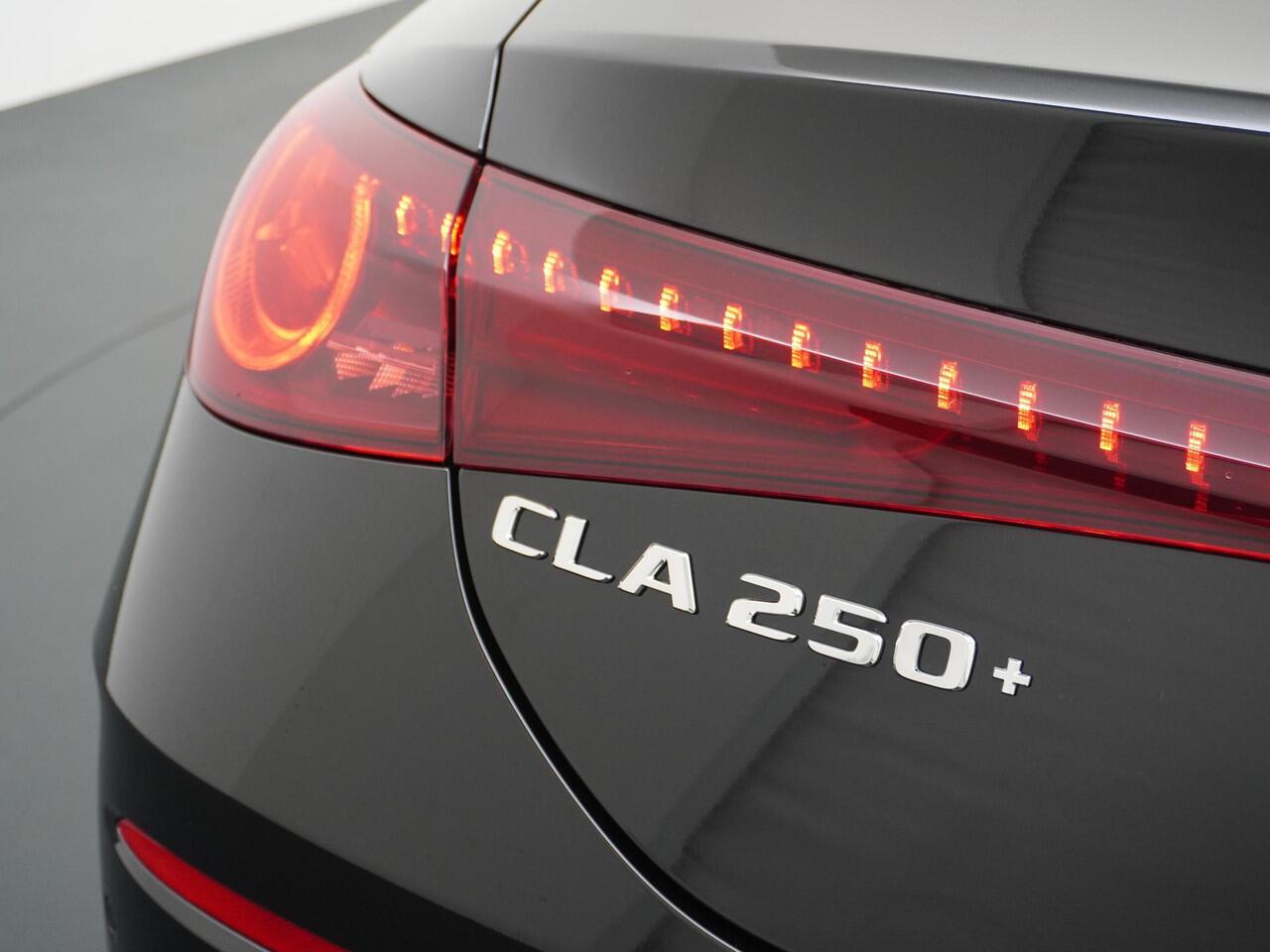 Mercedes-Benz CLA-KLASSE 250+ Launch Edition 85 kWh Accu | Memorystoelen | Warmtepomp | Multibeam Led | Stoelverwarming Voorin | Distronic Cruise Control | Achteruitrijcamera | Nightpakket | Dodehoekassistent