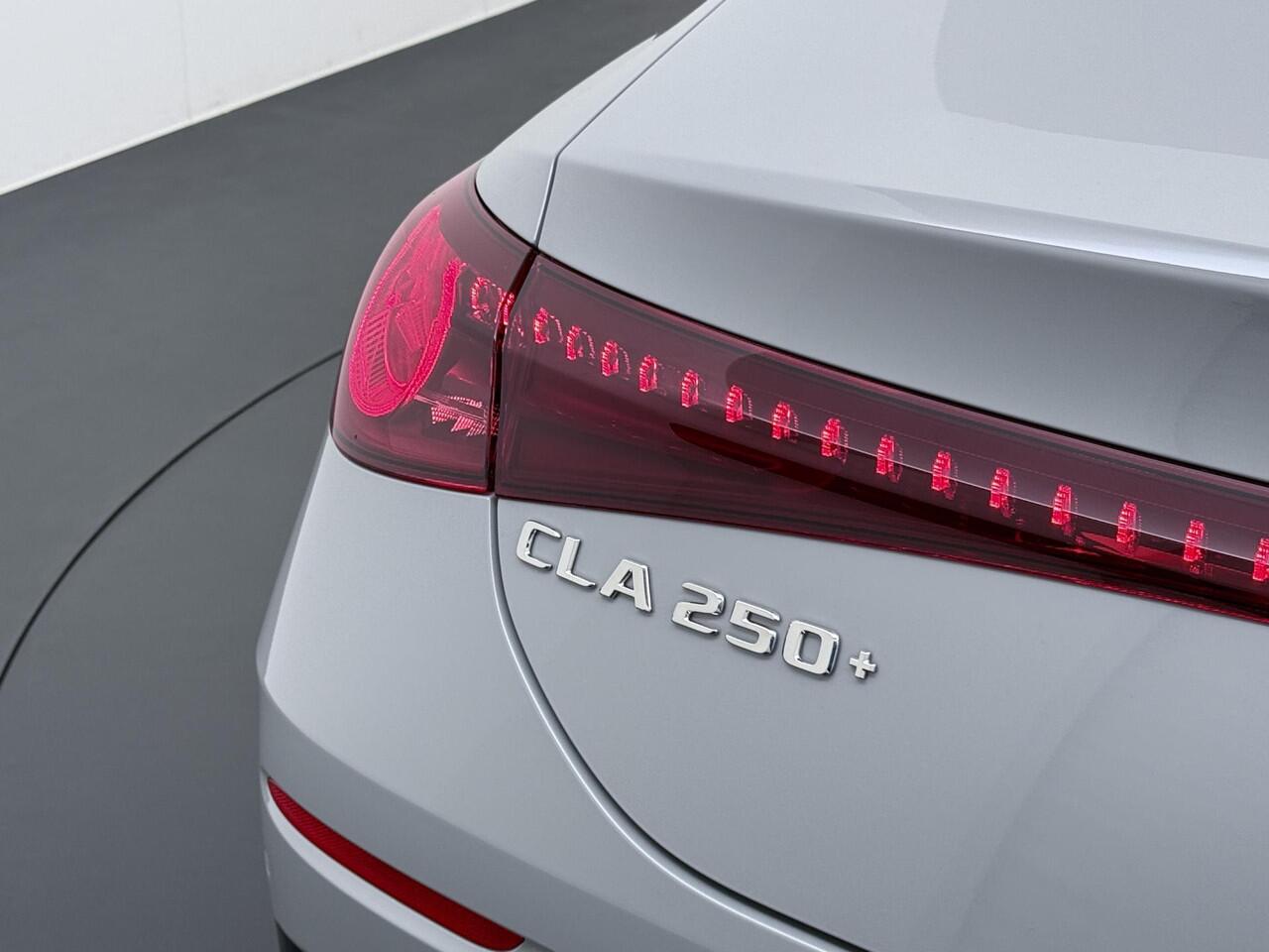 Mercedes-Benz CLA-KLASSE 250+ Launch Edition 85 kWh Accu | Memorystoelen | Warmtepomp | Multibeam Led | Stoelverwarming Voorin | Distronic Cruise Control | Achteruitrijcamera | Nightpakket | Dodehoekassistent