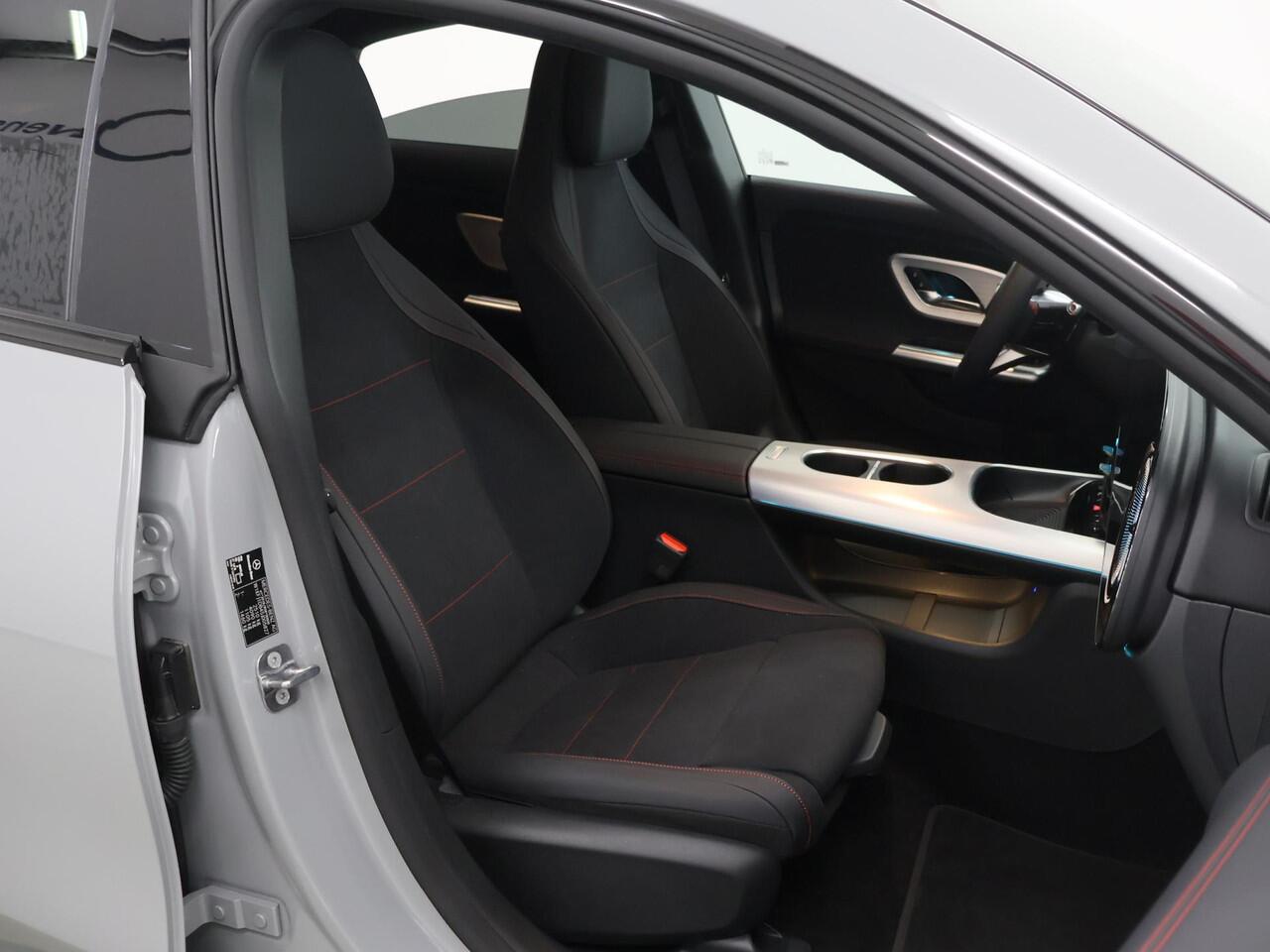 Mercedes-Benz CLA-KLASSE 250+ Launch Edition 85 kWh | Night | Panoramadak | DISTRONIC | Achteruitrijcamera | Dodehoekassistent |