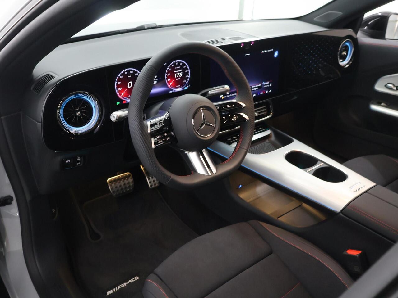 Mercedes-Benz CLA-KLASSE 250+ Launch Edition 85 kWh | Night | Panoramadak | DISTRONIC | Achteruitrijcamera | Dodehoekassistent |