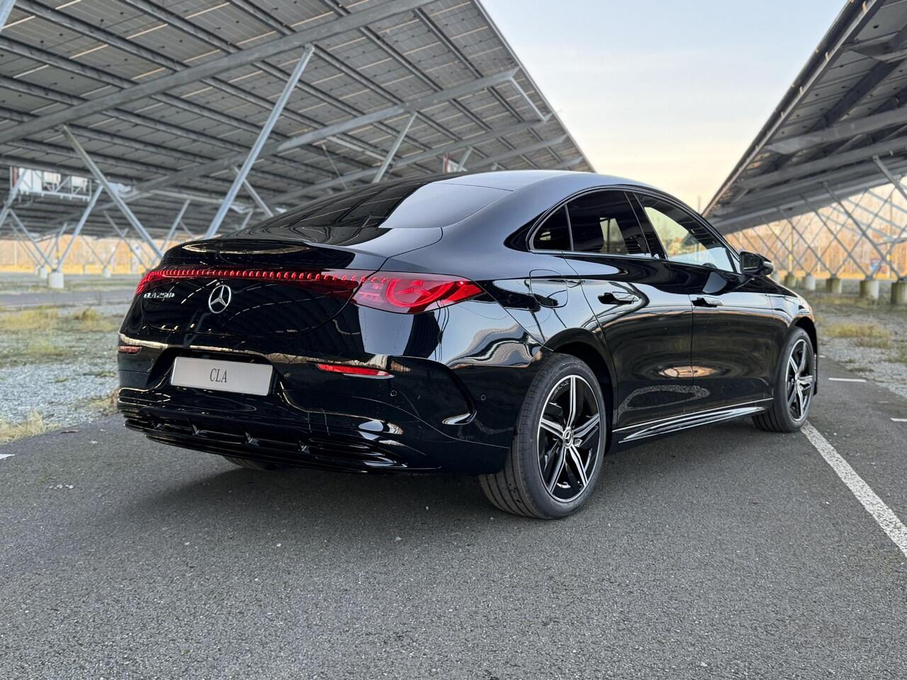 Mercedes-Benz CLA-KLASSE 250+ Launch Edition 85 kWh | Night | Panoramadak | Stoelverwarming | DISTRONIC | Achteruitrijcamera | Dodehoekassistent |