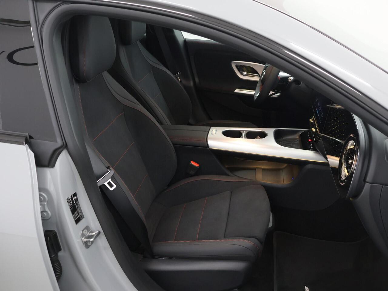 Mercedes-Benz CLA-KLASSE 250+ Launch Edition 85 kWh | Night | Panoramadak | Stoelverwarming | DISTRONIC | Achteruitrijcamera | Dodehoekassistent |