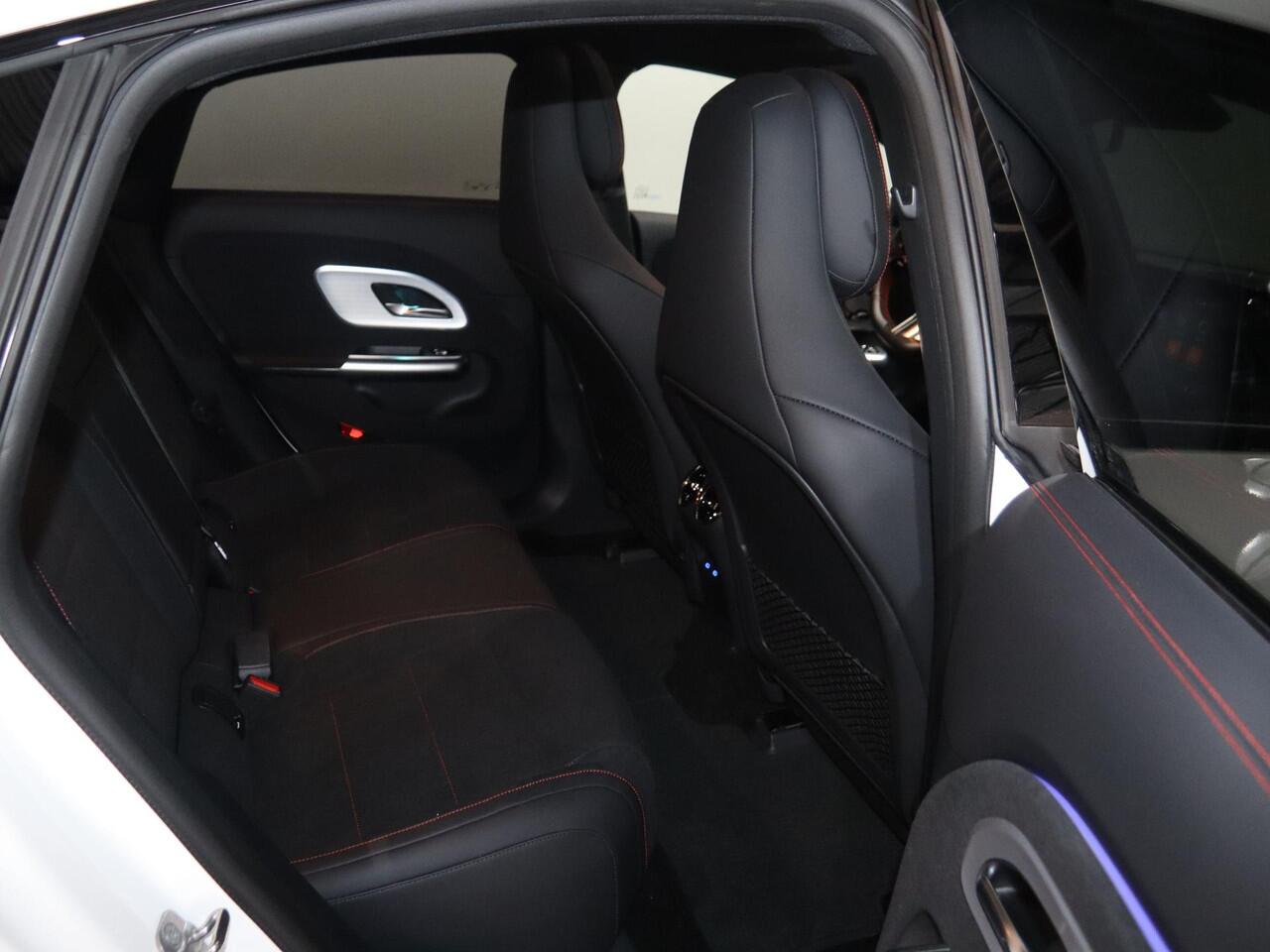 Mercedes-Benz CLA-KLASSE 250+ Launch Edition 85 kWh | Night | Panoramadak | Stoelverwarming | DISTRONIC | Achteruitrijcamera | Dodehoekassistent |