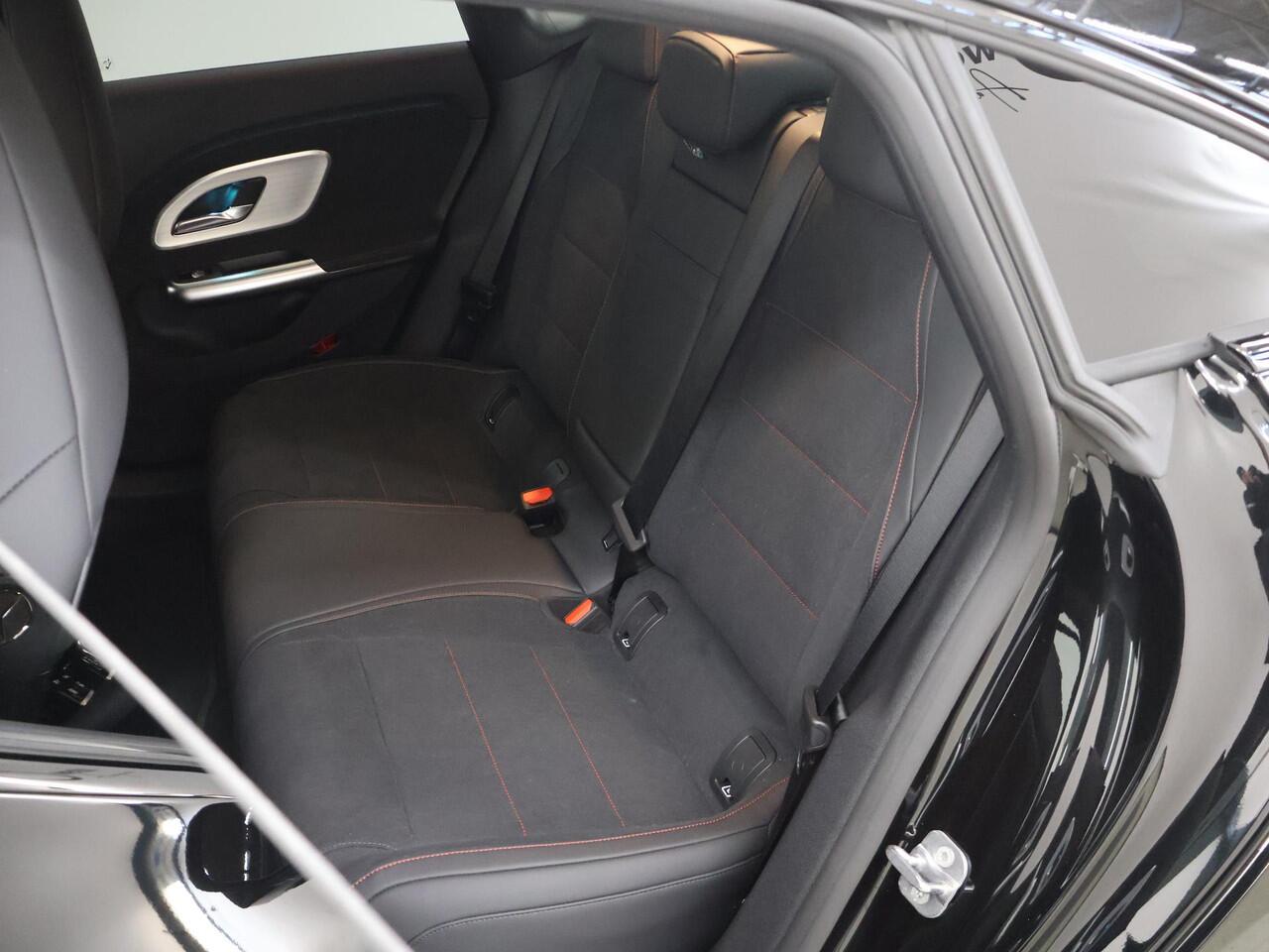 Mercedes-Benz CLA-KLASSE 250+ Launch Edition 85 kWh | Night | Panoramadak | Stoelverwarming | DISTRONIC | Achteruitrijcamera | Dodehoekassistent |