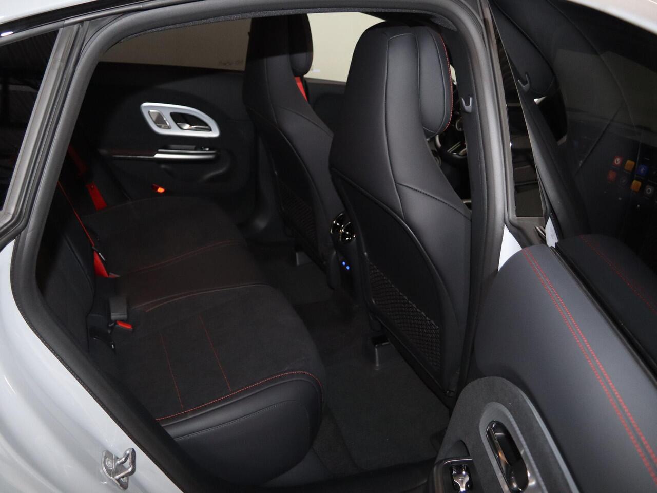 Mercedes-Benz CLA-KLASSE 200 Business Solution AMG | AMG Line Plus | Night | MBUX Superscreen | Head-Up | 19' AMG velgen |