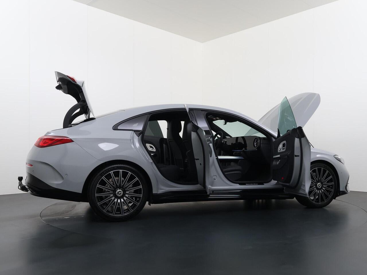 Mercedes-Benz CLA-KLASSE 180 Business Solution AMG | AMG Line Plus | Premium Plus Pakket | Night Pakket | Trekhaak | Panoramadak | MBUX Superscreen | Burmester 3D Surround | Head-up Display | Adaptieve Cruise Control | Dodehoekassistent | Verkeersbordenassistent | MULTIBEAM LED 