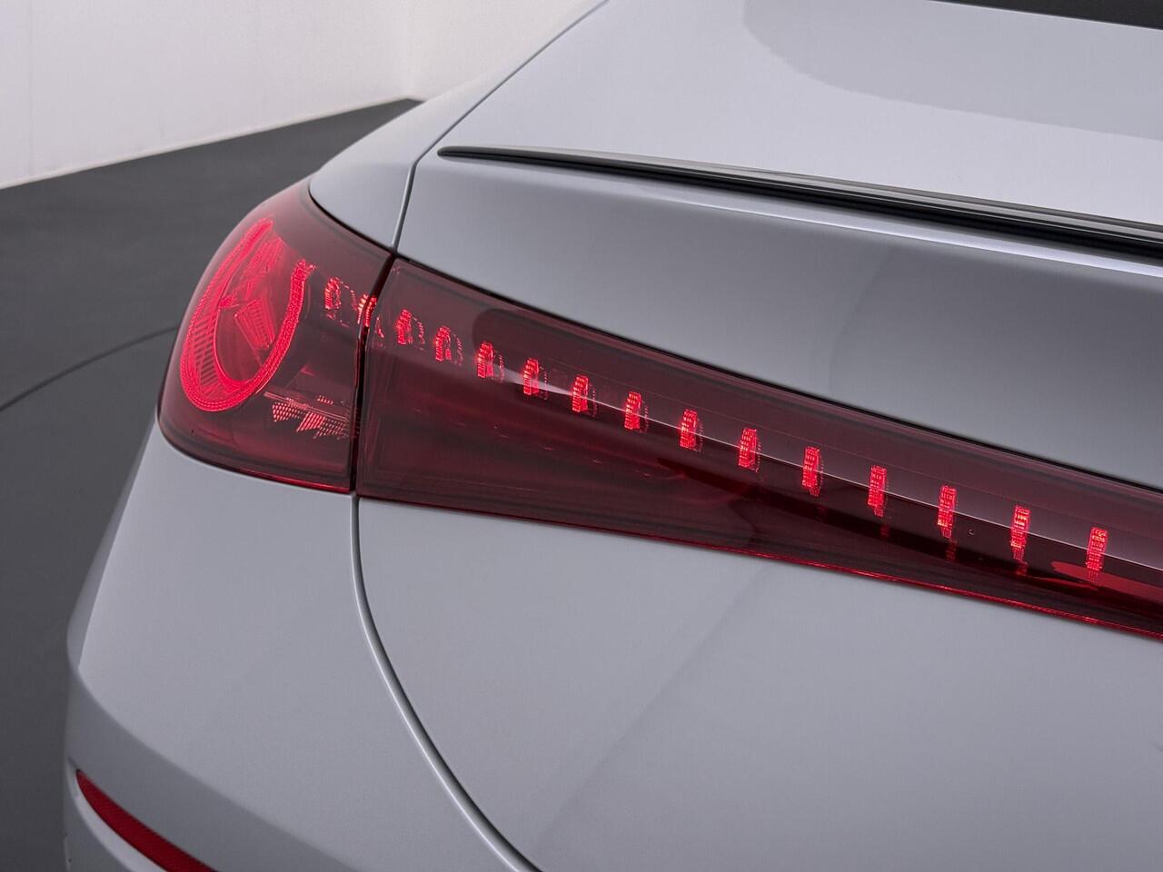 Mercedes-Benz CLA-KLASSE 180 Business Solution AMG | AMG Line Plus | Premium Plus Pakket | Night Pakket | Trekhaak | Panoramadak | MBUX Superscreen | Burmester 3D Surround | Head-up Display | Adaptieve Cruise Control | Dodehoekassistent | Verkeersbordenassistent | MULTIBEAM LED 