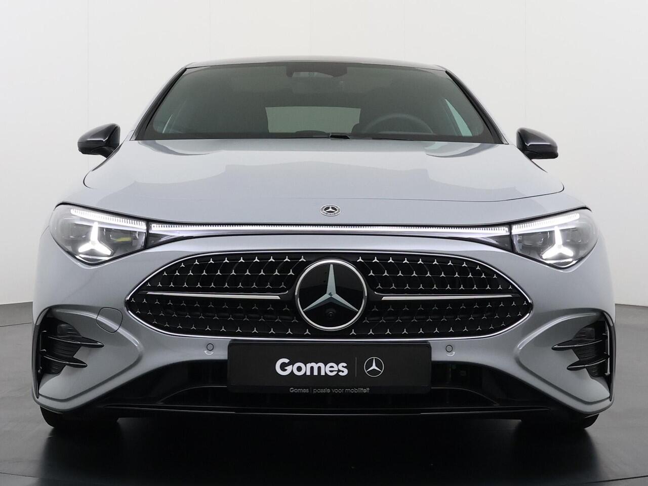 Mercedes-Benz CLA-KLASSE 180 Business Solution AMG | AMG Line Plus | Premium Plus Pakket | Night Pakket | Trekhaak | Panoramadak | MBUX Superscreen | Burmester 3D Surround | Head-up Display | Adaptieve Cruise Control | Dodehoekassistent | Verkeersbordenassistent | MULTIBEAM LED 