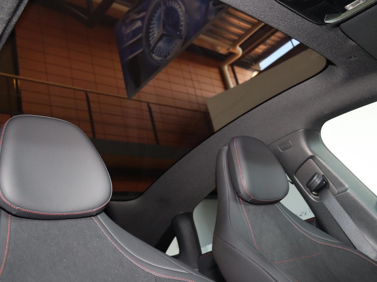 Mercedes-Benz CLA-KLASSE 250+ Launch Edition 85 kWh | Night | Panoramadak | Stoelverwarming | DISTRONIC | Achteruitrijcamera | Trekhaak |