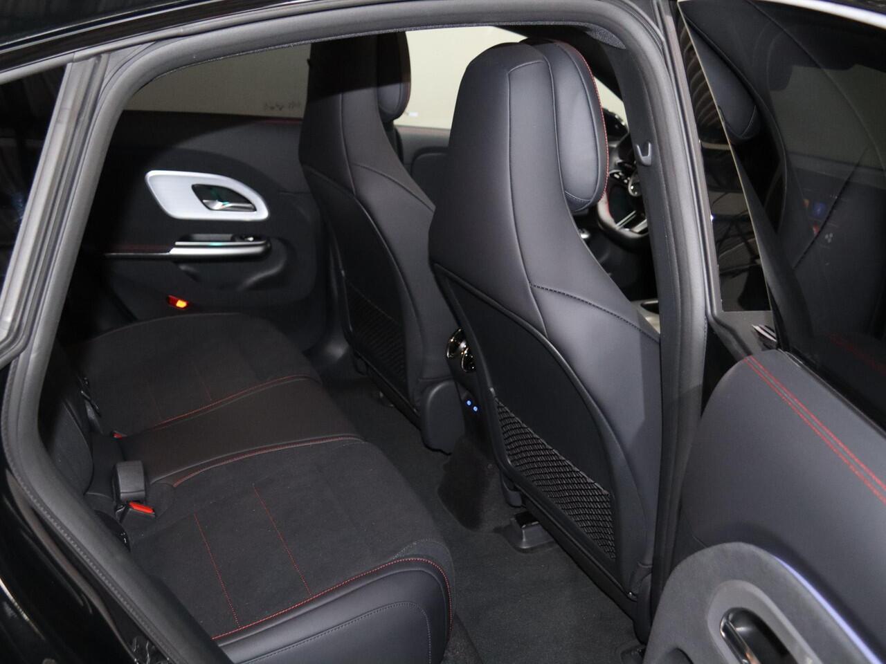 Mercedes-Benz CLA-KLASSE 250+ Launch Edition 85 kWh | Night | Panoramadak | Stoelverwarming | DISTRONIC | Achteruitrijcamera | Trekhaak |