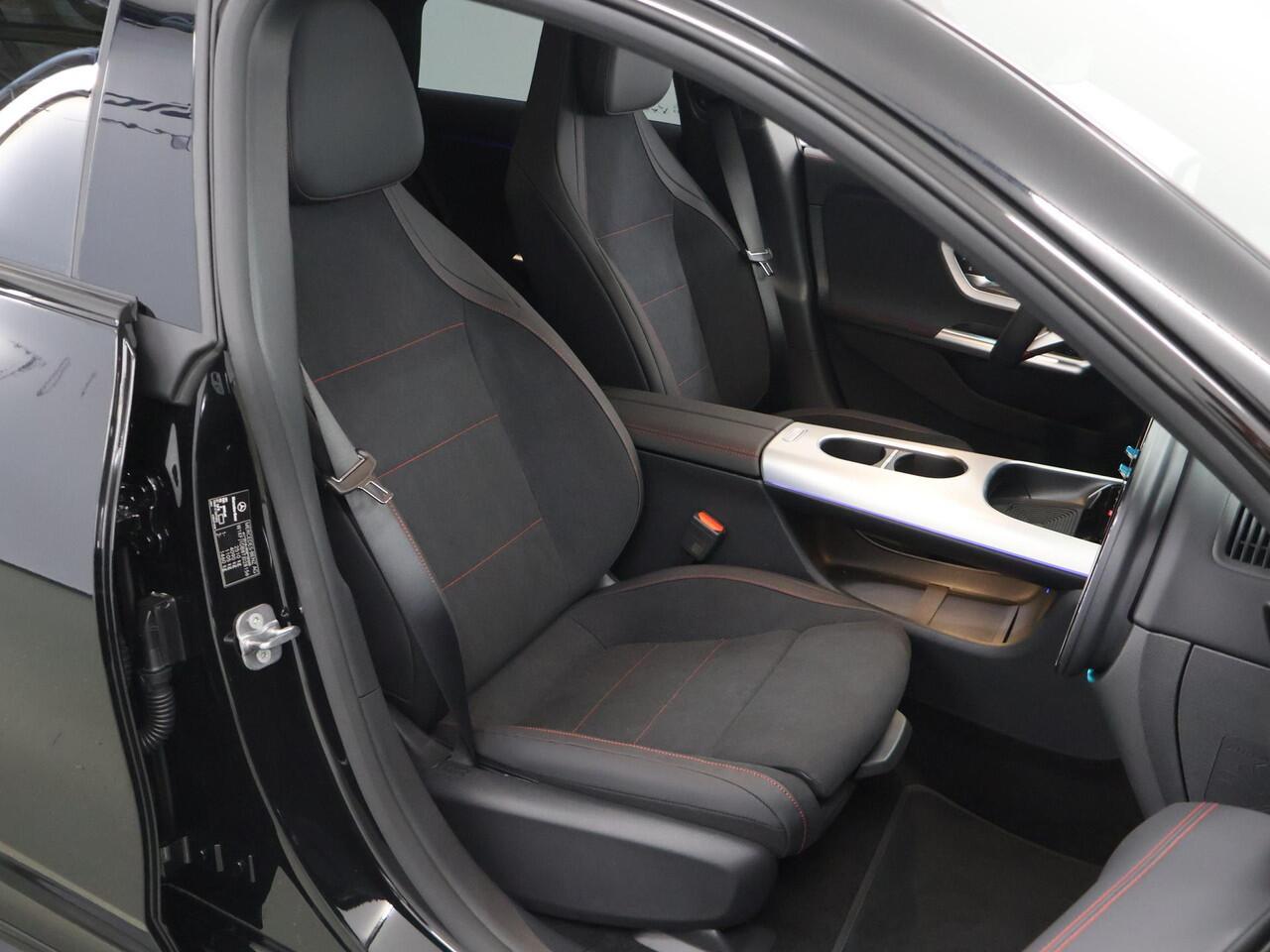 Mercedes-Benz CLA-KLASSE 250+ Launch Edition 85 kWh | Night | Panoramadak | Stoelverwarming | DISTRONIC | Achteruitrijcamera | Trekhaak |