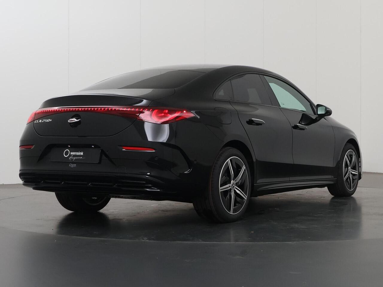 Mercedes-Benz CLA-KLASSE 250+ Launch Edition 85 kWh | Night | Panoramadak | Stoelverwarming | DISTRONIC | Achteruitrijcamera | Trekhaak |