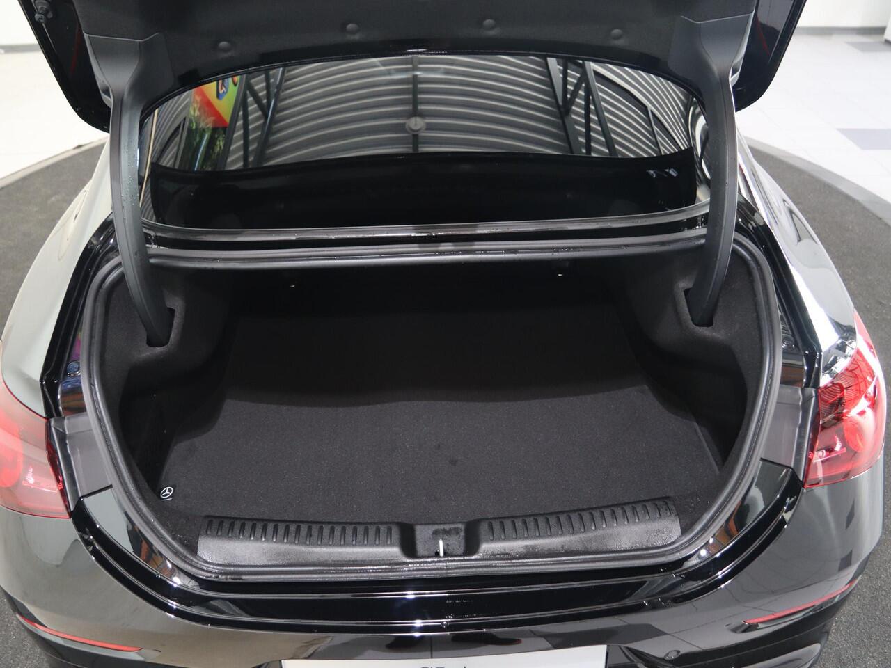 Mercedes-Benz CLA-KLASSE 180 Business Solution AMG | Panoramadak | Matrix Led | Night | 19"AMG velgen |