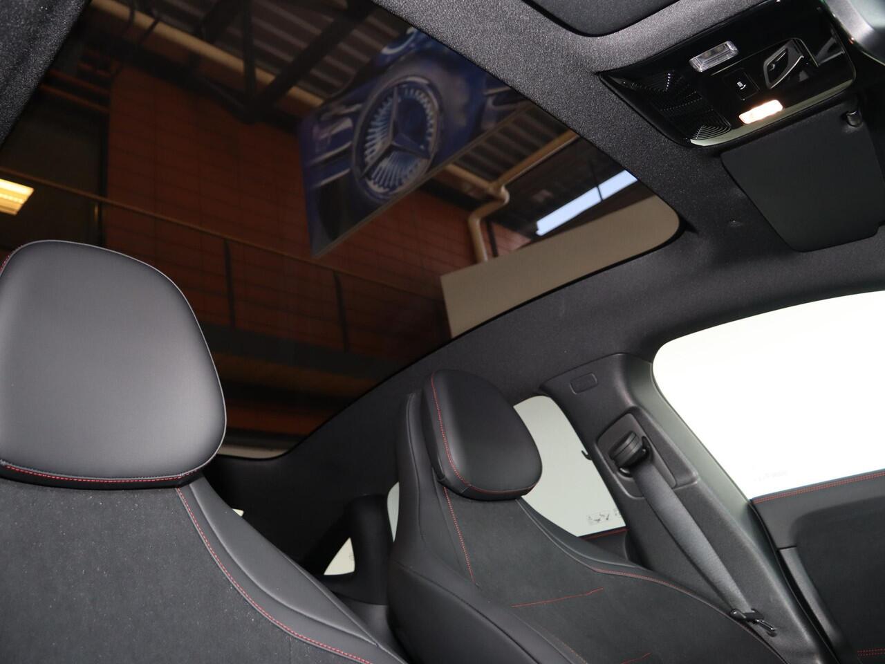 Mercedes-Benz CLA-KLASSE 180 Business Solution AMG | Panoramadak | Matrix Led | Night | 19"AMG velgen |