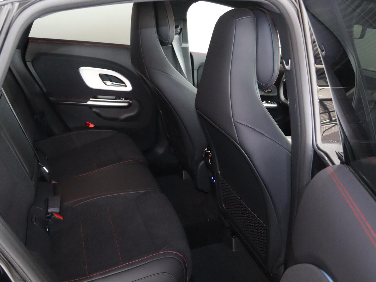 Mercedes-Benz CLA-KLASSE 180 Business Solution AMG | Panoramadak | Matrix Led | Night | 19"AMG velgen |