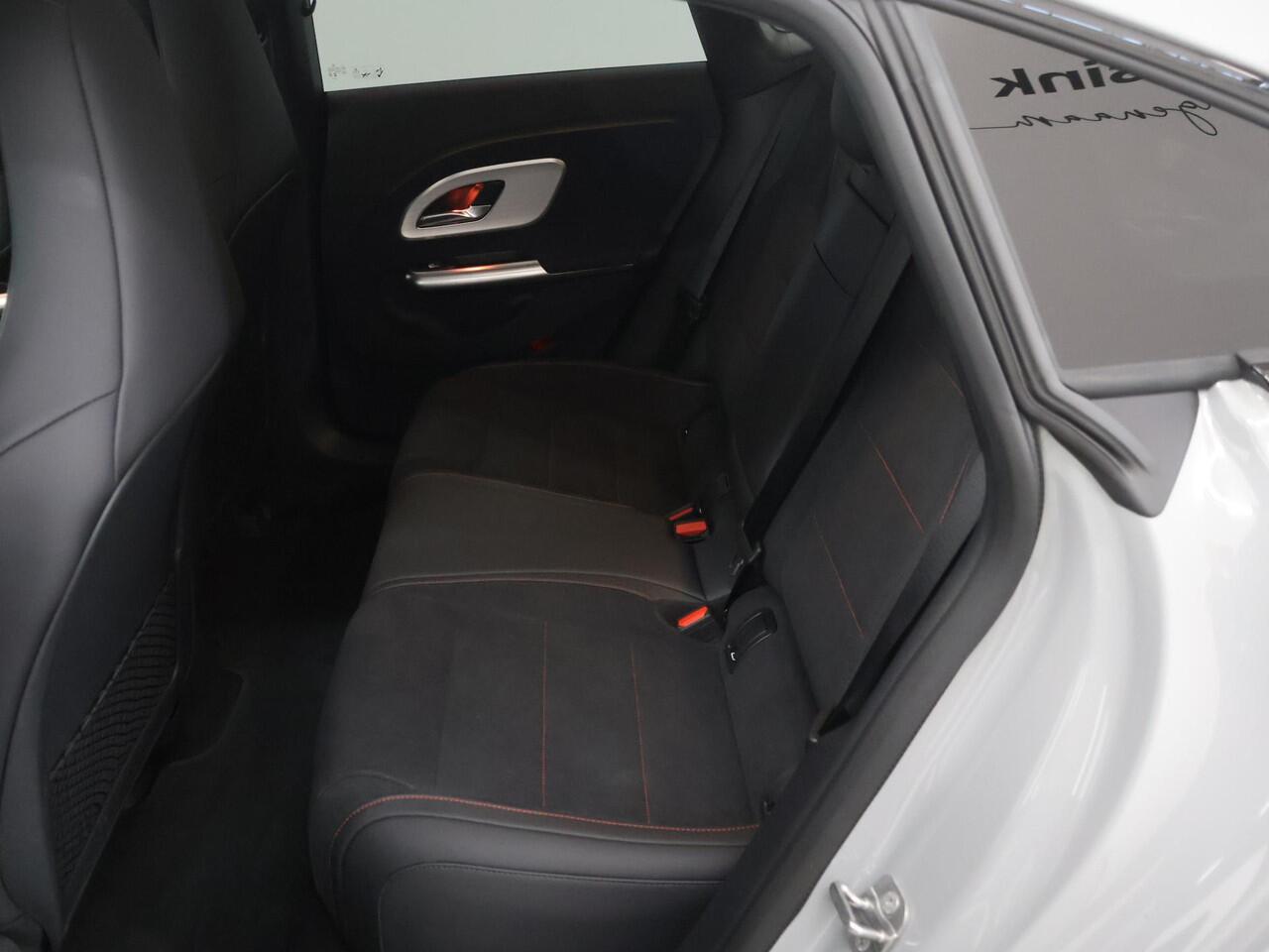 Mercedes-Benz CLA-KLASSE 250+ Launch Edition 85 kWh | Night | Panoramadak | Stoelverwarming | Trekhaak | Achteruitrijcamera | Dodehoekassistent |