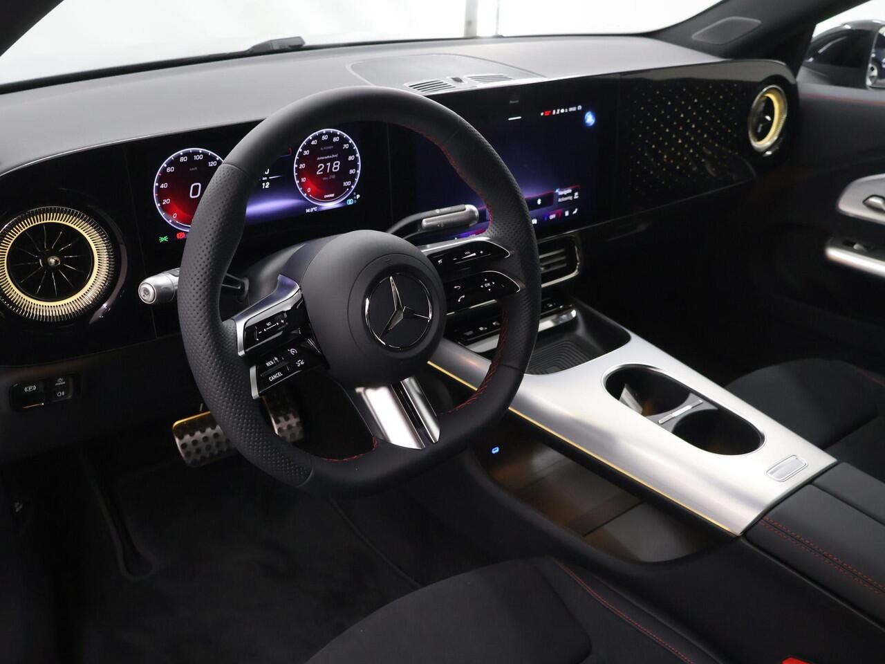 Mercedes-Benz CLA-KLASSE 250+ Launch Edition 85 kWh | Night | Panoramadak | Stoelverwarming | Trekhaak | Achteruitrijcamera | Dodehoekassistent |