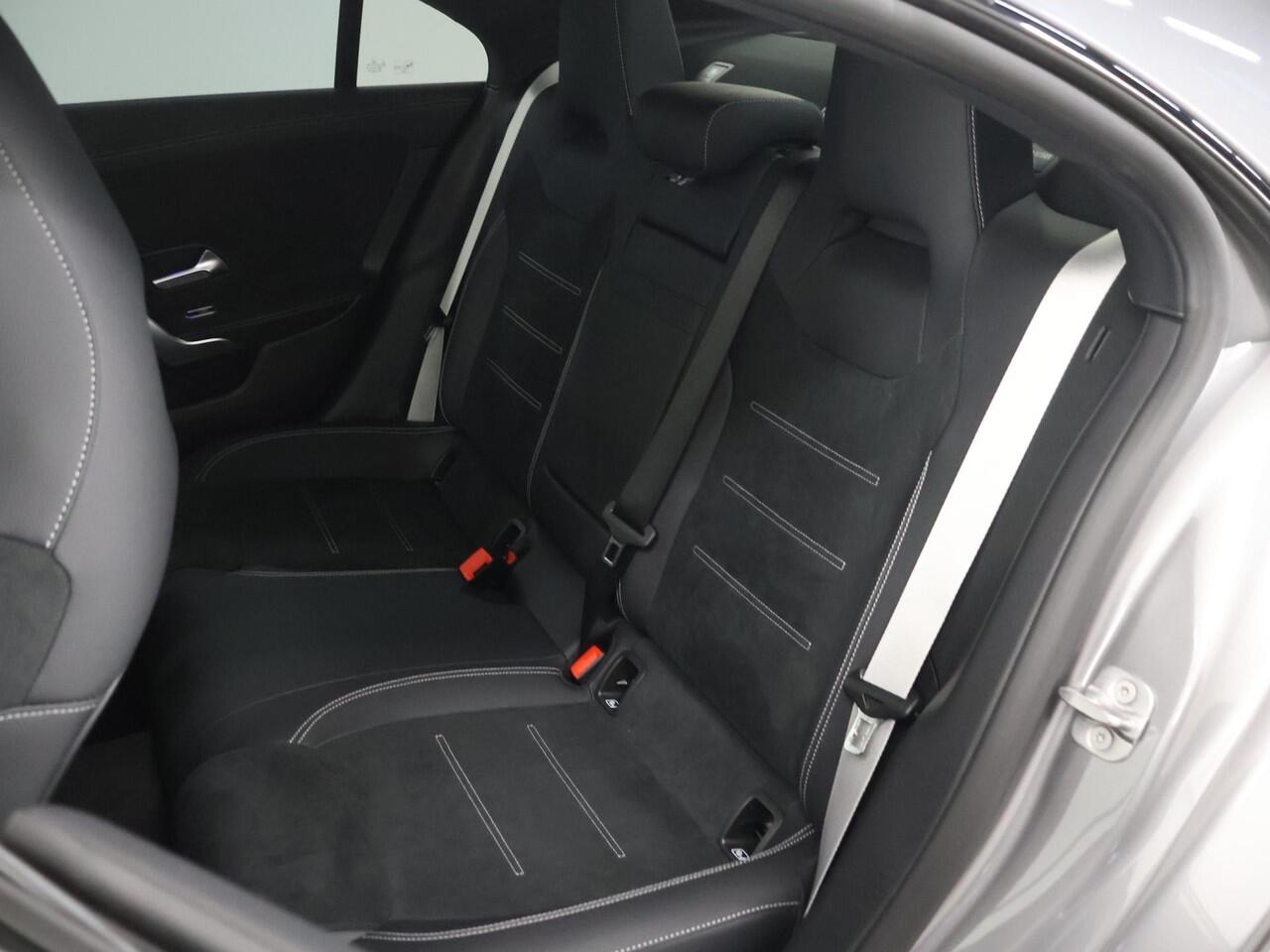 Mercedes-Benz CLA-KLASSE 180 Business Solution AMG | Panoramaschuifdak | AMG Line Plus | Night pakket | Head-up display | 360° camera | 19"AMG velgen |