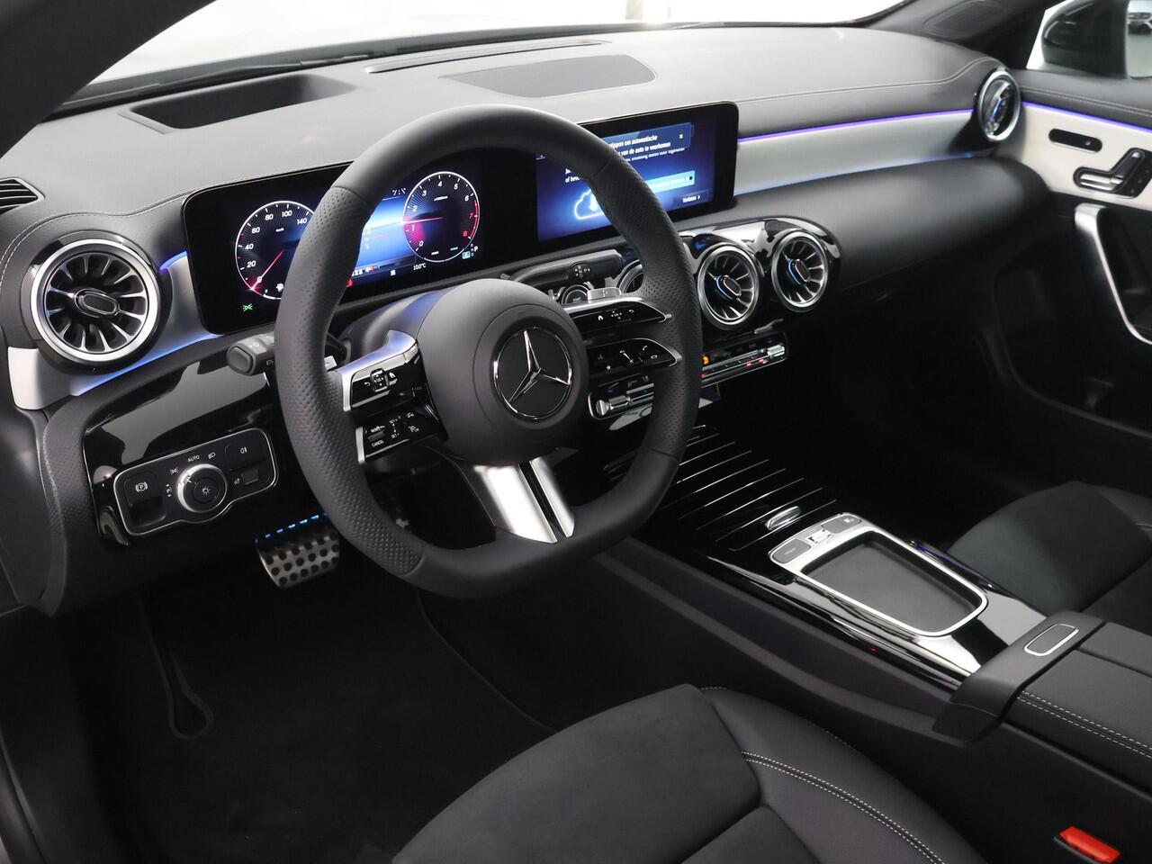Mercedes-Benz CLA-KLASSE 180 Business Solution AMG | Panoramaschuifdak | AMG Line Plus | Night pakket | Head-up display | 360° camera | 19"AMG velgen |