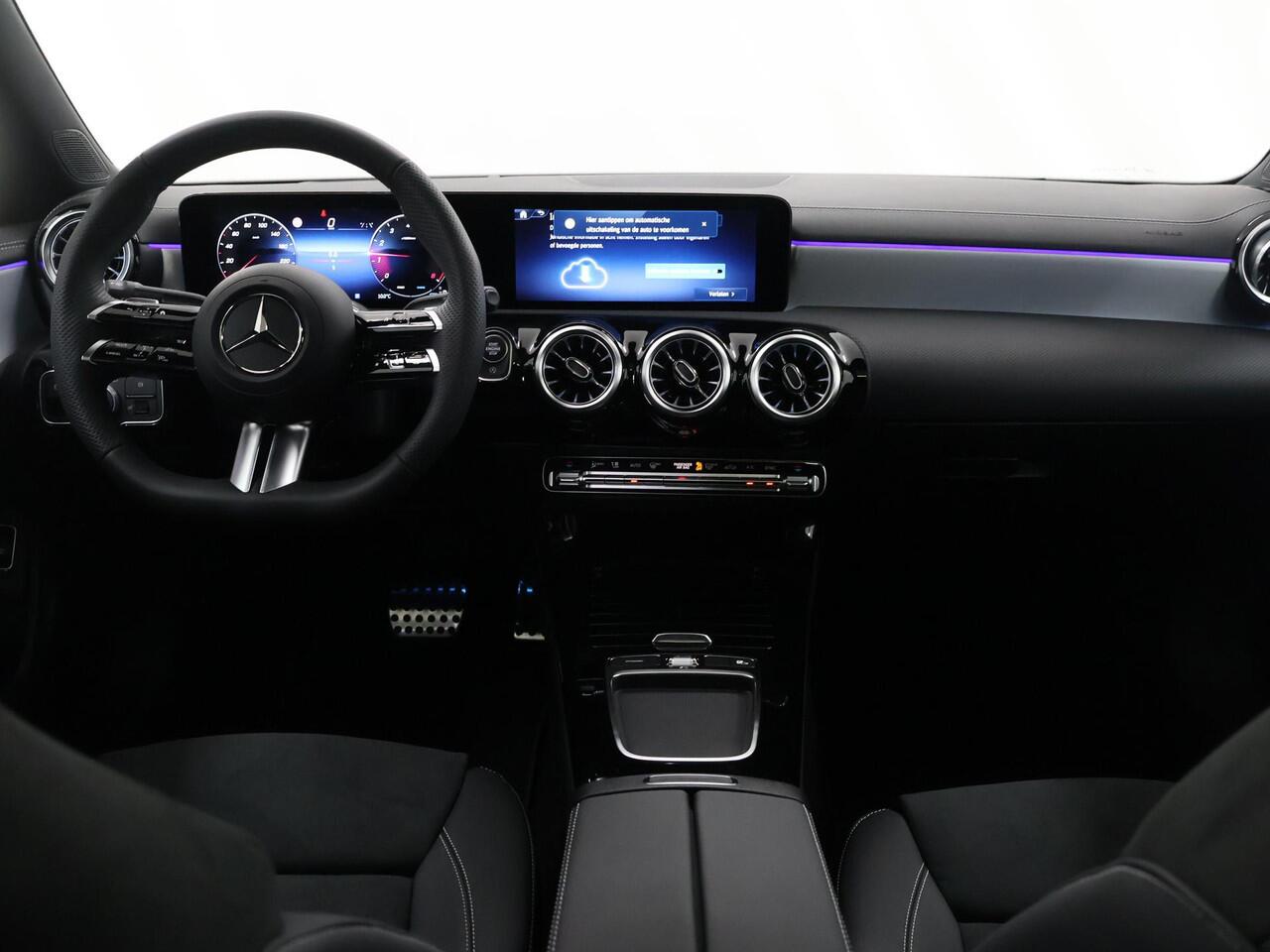 Mercedes-Benz CLA-KLASSE 180 Business Solution AMG | Panoramaschuifdak | AMG Line Plus | Night pakket | Head-up display | 360° camera | 19"AMG velgen |