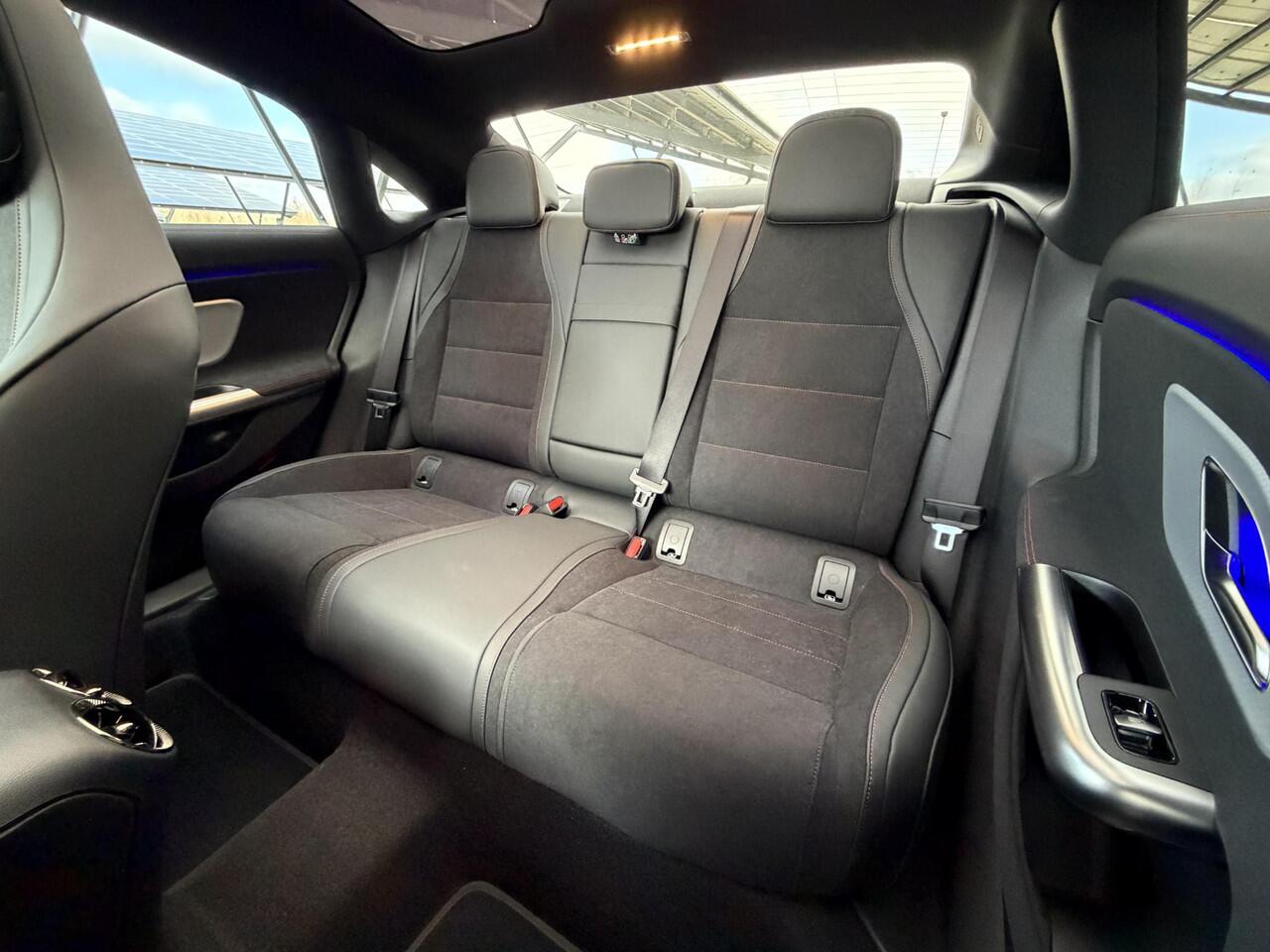 Mercedes-Benz CLA-KLASSE 180 Business Solution AMG | Night | Superscreen | Panoramadak | Trekhaak | Memory | Sfeerverlichting | Parkeercamera |