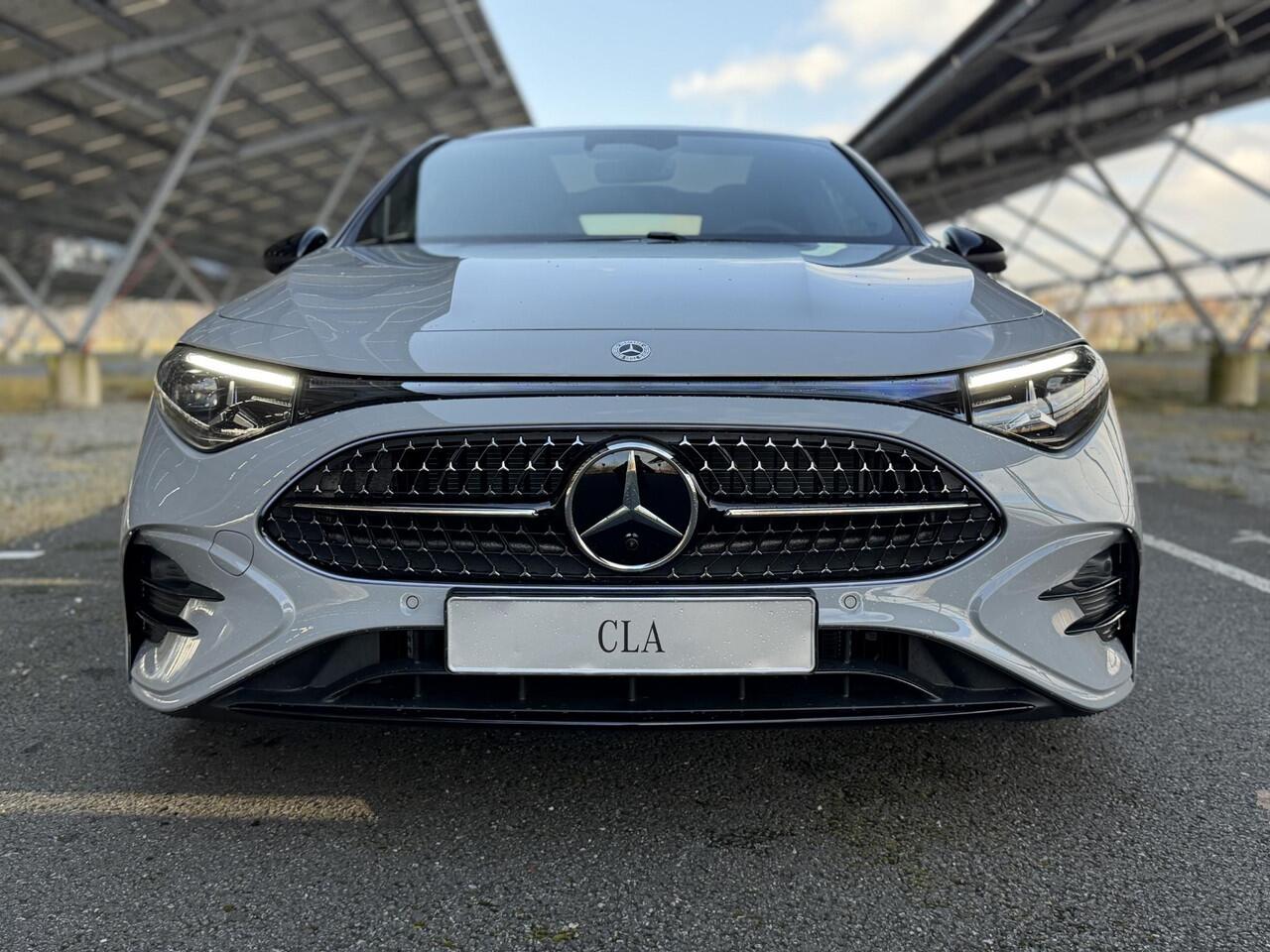 Mercedes-Benz CLA-KLASSE 180 Business Solution AMG | Night | Superscreen | Panoramadak | Trekhaak | Memory | Sfeerverlichting | Parkeercamera |