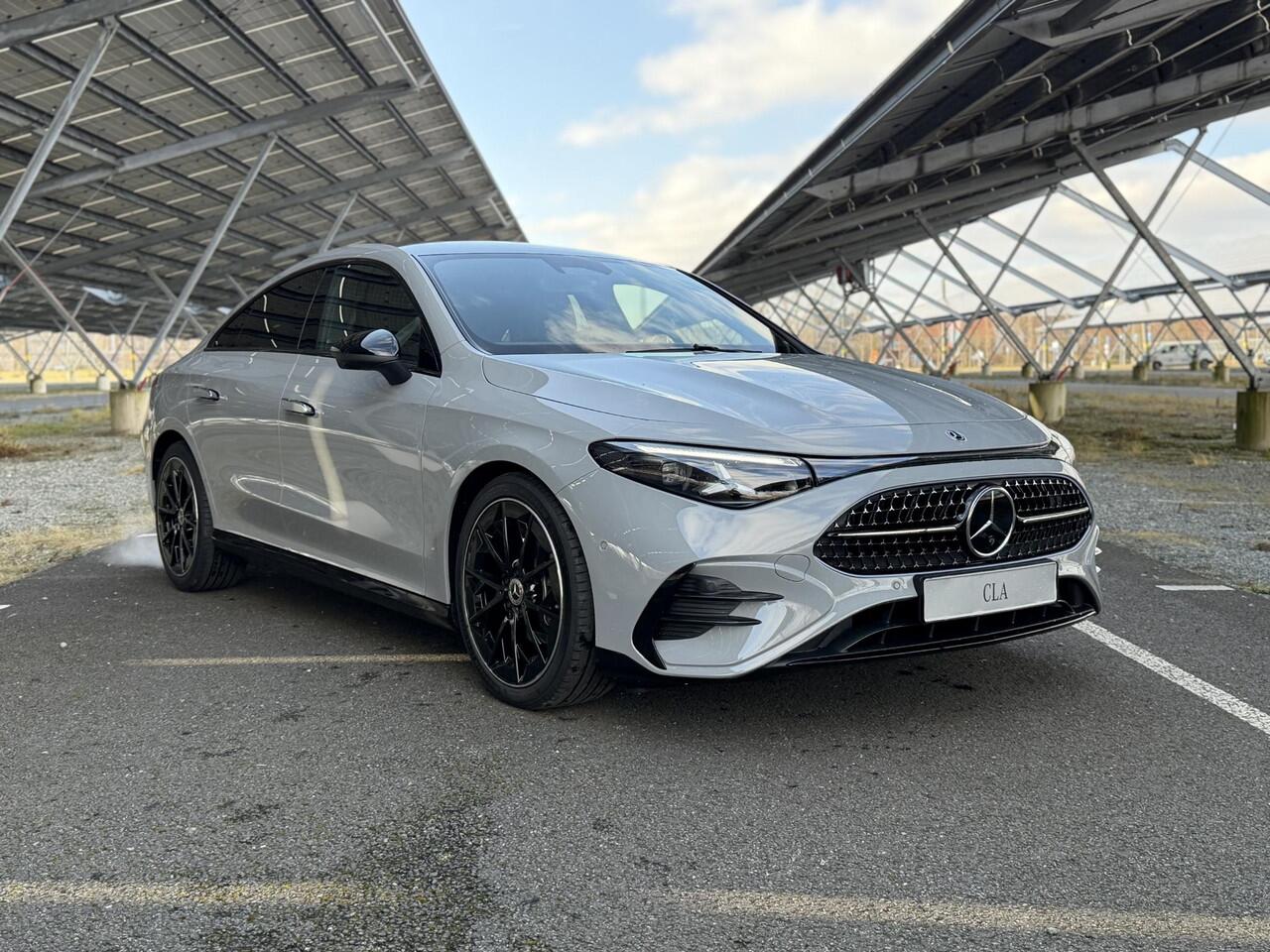 Mercedes-Benz CLA-KLASSE 180 Business Solution AMG | Night | Superscreen | Panoramadak | Trekhaak | Memory | Sfeerverlichting | Parkeercamera |