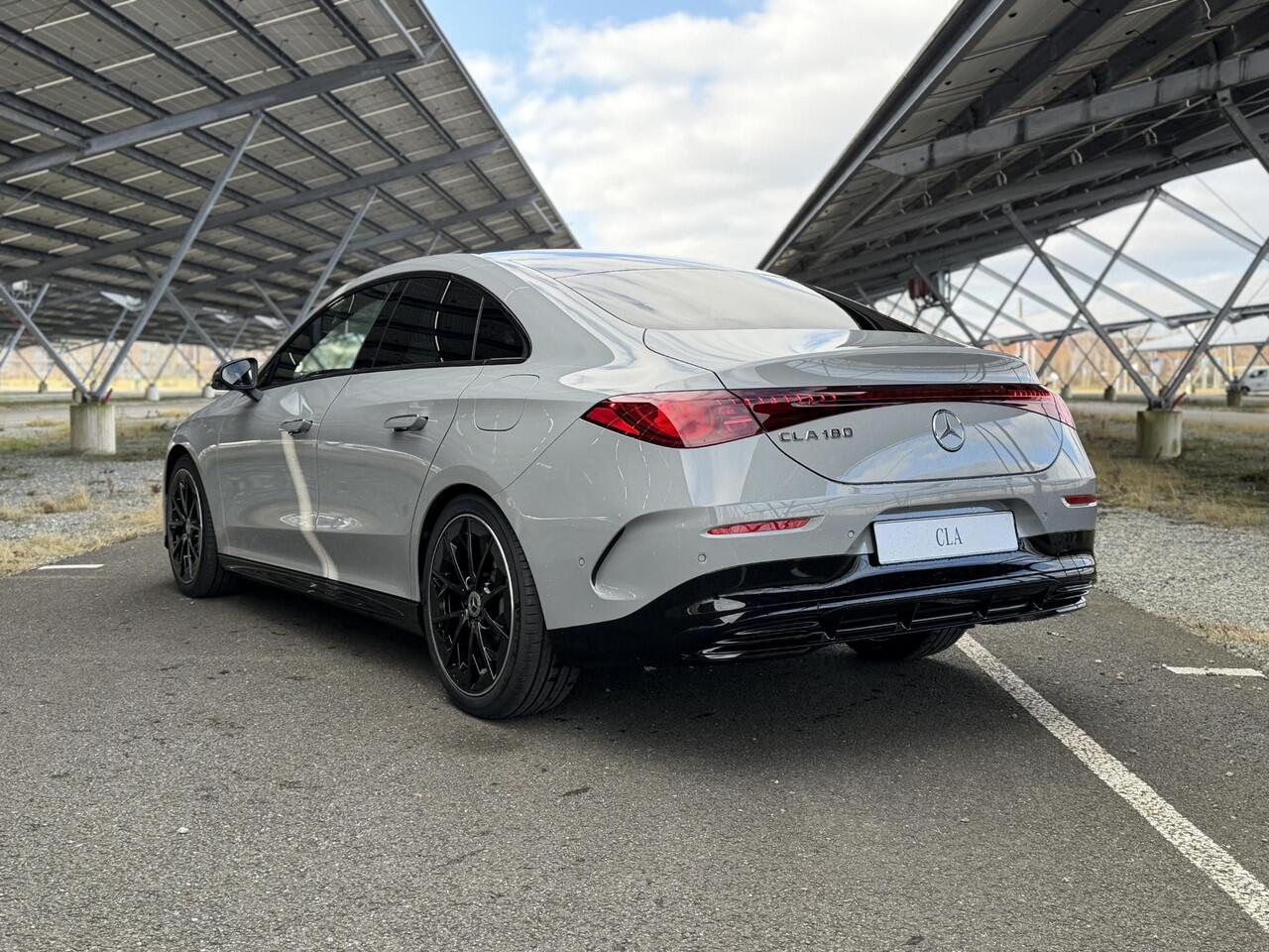 Mercedes-Benz CLA-KLASSE 180 Business Solution AMG | Night | Superscreen | Panoramadak | Trekhaak | Memory | Sfeerverlichting | Parkeercamera |