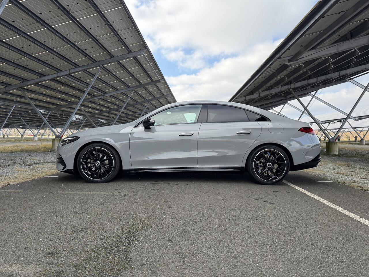 Mercedes-Benz CLA-KLASSE 180 Business Solution AMG | Night | Superscreen | Panoramadak | Trekhaak | Memory | Sfeerverlichting | Parkeercamera |