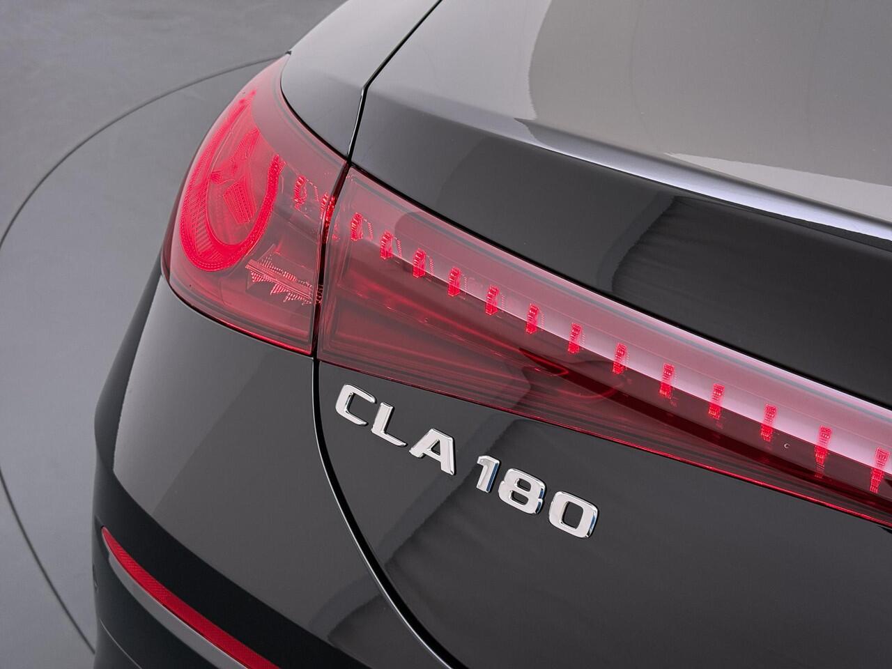 Mercedes-Benz CLA-KLASSE 180 Business Solution AMG | Night Pakket | Panoramadak | Adaptieve Cruise Control | Dodehoekassistent | Verkeersbordenassistent | MULTIBEAM LED Koplampen | Elektrisch Verstelbare Stoelen + Memory | Stoelverwarming | Sfeerverlichting | THERMOTRONIC Klimaat