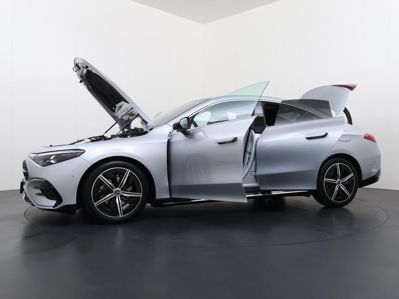 Mercedes-Benz CLA-KLASSE 180 Business Solution AMG | Panoramadak | Adaptieve Cruise Control | Dodehoekassistent | Verkeersbordenassistent | Adaptieve Grootlichtassistent | Stoelverwarming | Sfeerverlichting | Apple CarPlay | Android Auto | Achteruitrijcamera | Parkeersensoren