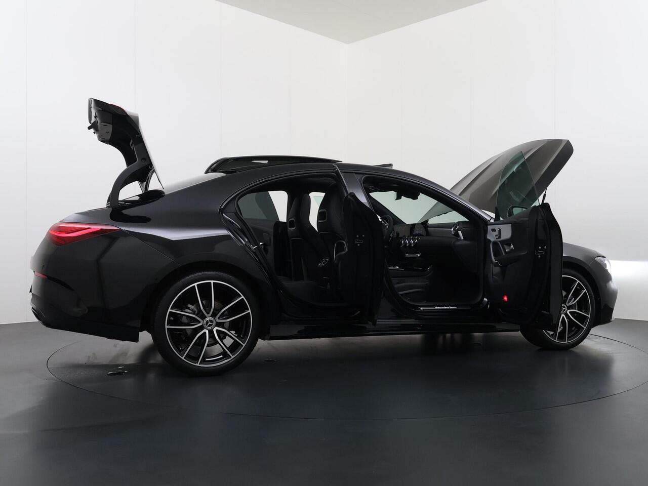 Mercedes-Benz CLA-KLASSE 180 Business Solution AMG | AMG Plus Pakket | Night Pakket | Panoramadak | 360° Camera | Head-up Display | Augmented Reality voor Navigatie | Dodehoekassistent | Advanced Sound System | MULTIBEAM LED Koplampen | Elektrisch Verstelbare Stoelen + Memory | S