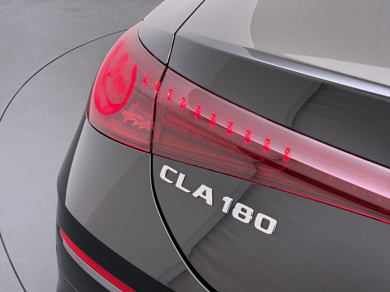 Mercedes-Benz CLA-KLASSE 180 Business Solution AMG | Panoramadak | Adaptieve Cruise Control | Dodehoekassistent | Verkeersbordenassistent | Adaptieve Grootlichtassistent | Stoelverwarming | Sfeerverlichting | Apple CarPlay | Android Auto | Achteruitrijcamera | Parkeersensoren