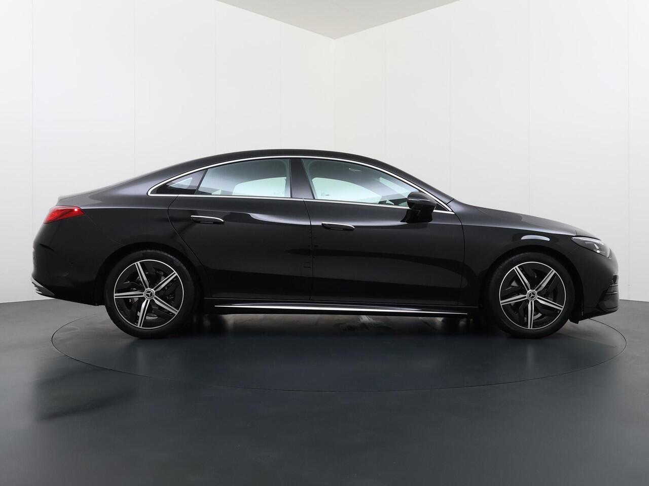 Mercedes-Benz CLA-KLASSE 180 Business Solution AMG | Panoramadak | Adaptieve Cruise Control | Dodehoekassistent | Verkeersbordenassistent | Adaptieve Grootlichtassistent | Stoelverwarming | Sfeerverlichting | Apple CarPlay | Android Auto | Achteruitrijcamera | Parkeersensoren
