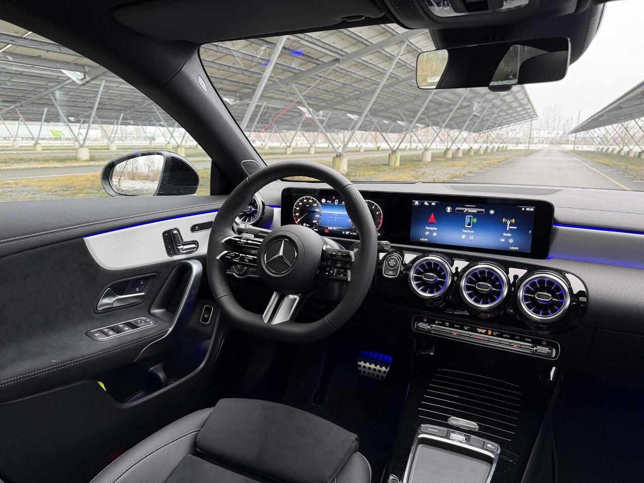 Mercedes-Benz CLA-KLASSE 180 Business Solution AMG | Night | Panoramaschuifdak | AMG Line Plus | Head-up display | Burmester | 360° camera | Winter pakket | Trekhaak